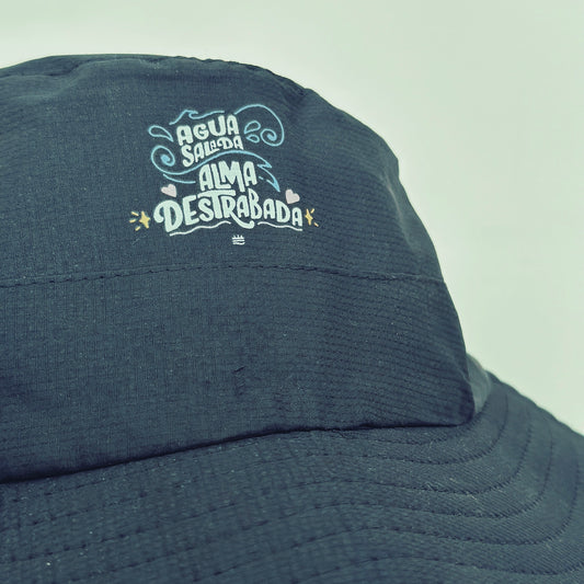 Gorro cuerda Negro "Agua salada, alma destrabada"